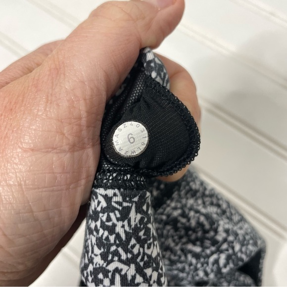 Lululemon Rise and Run Sports Bra Flahsback Static Black White Sz 6 408 - Picture 2 of 6